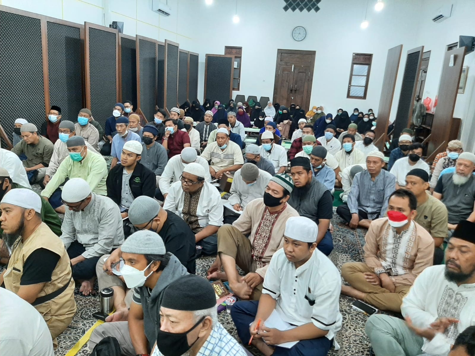 Potret kebersamaan para jamaah dalam menuntut ilmu, menyimak nasihat, dan menguatkan ukhuwah di setiap majelis kajian RSB.