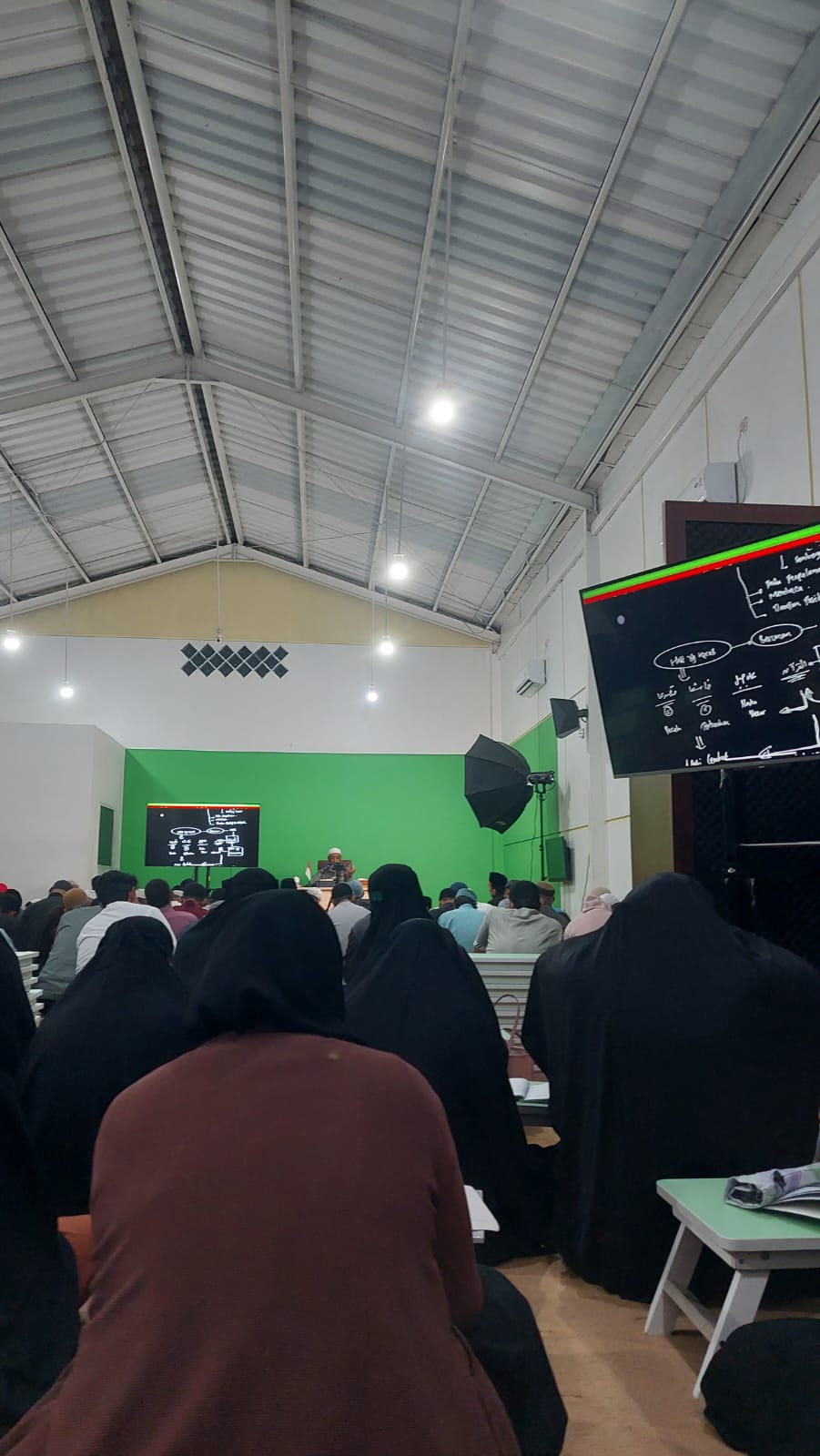 Majelis ilmu yang penuh ketenangan, kebersamaan, dan semangat untuk terus belajar serta memperbaiki diri.