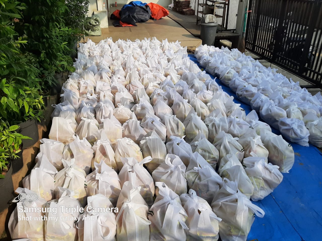 Paket sembako telah selesai dikemas dan siap disalurkan kepada para penerima manfaat.