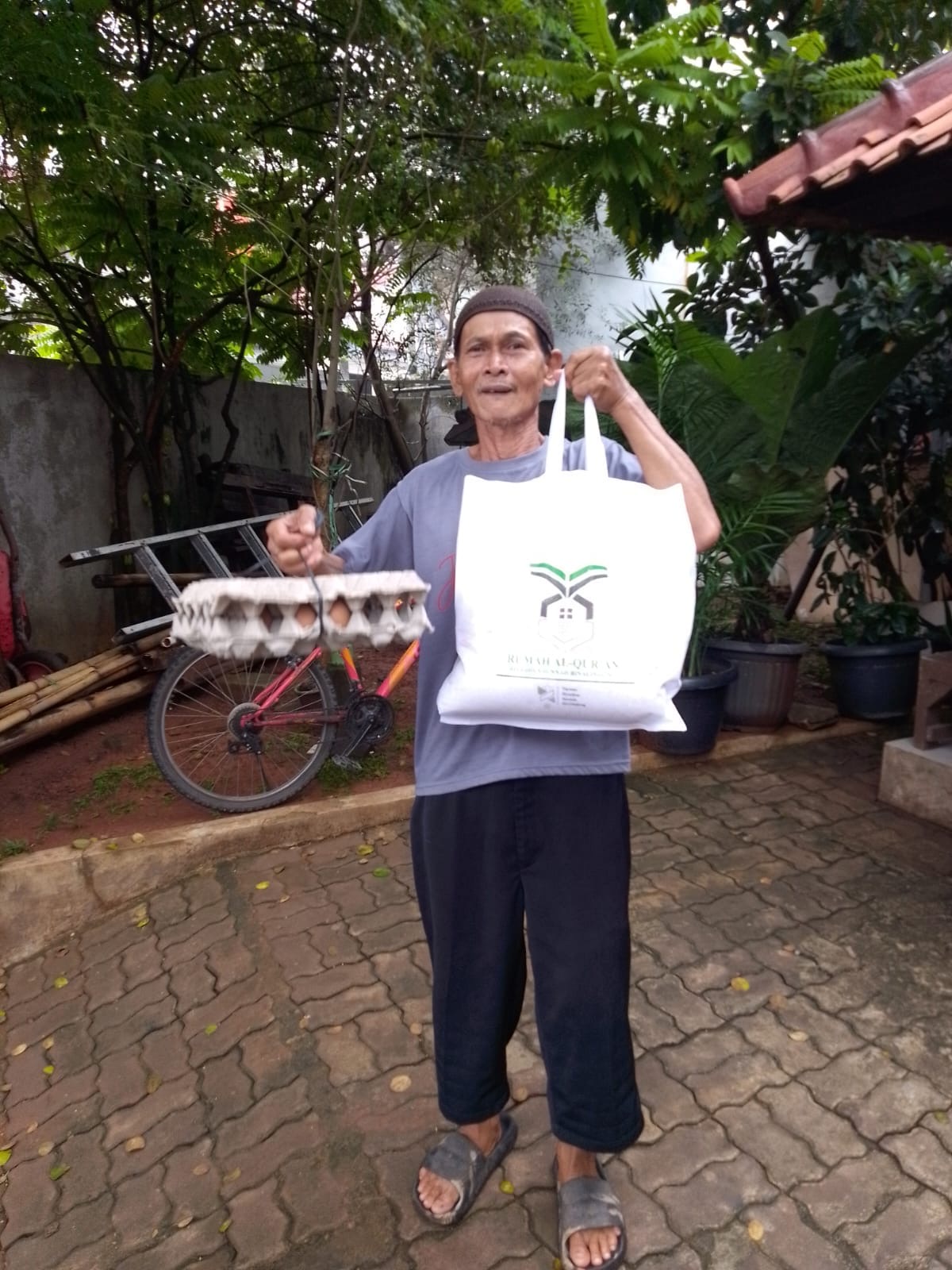 Dokumentasi Pembagian Sembako kepada Penerima Manfaat